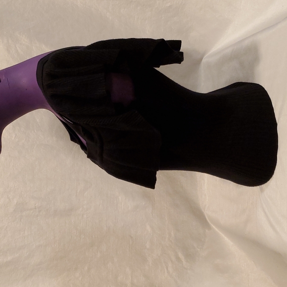 SZ. MEDIUM CHARLOTTE RUSSE BLACK RUFFLED RIBBED KNIT COLD SHOULDER TOP - Picture 5 of 8